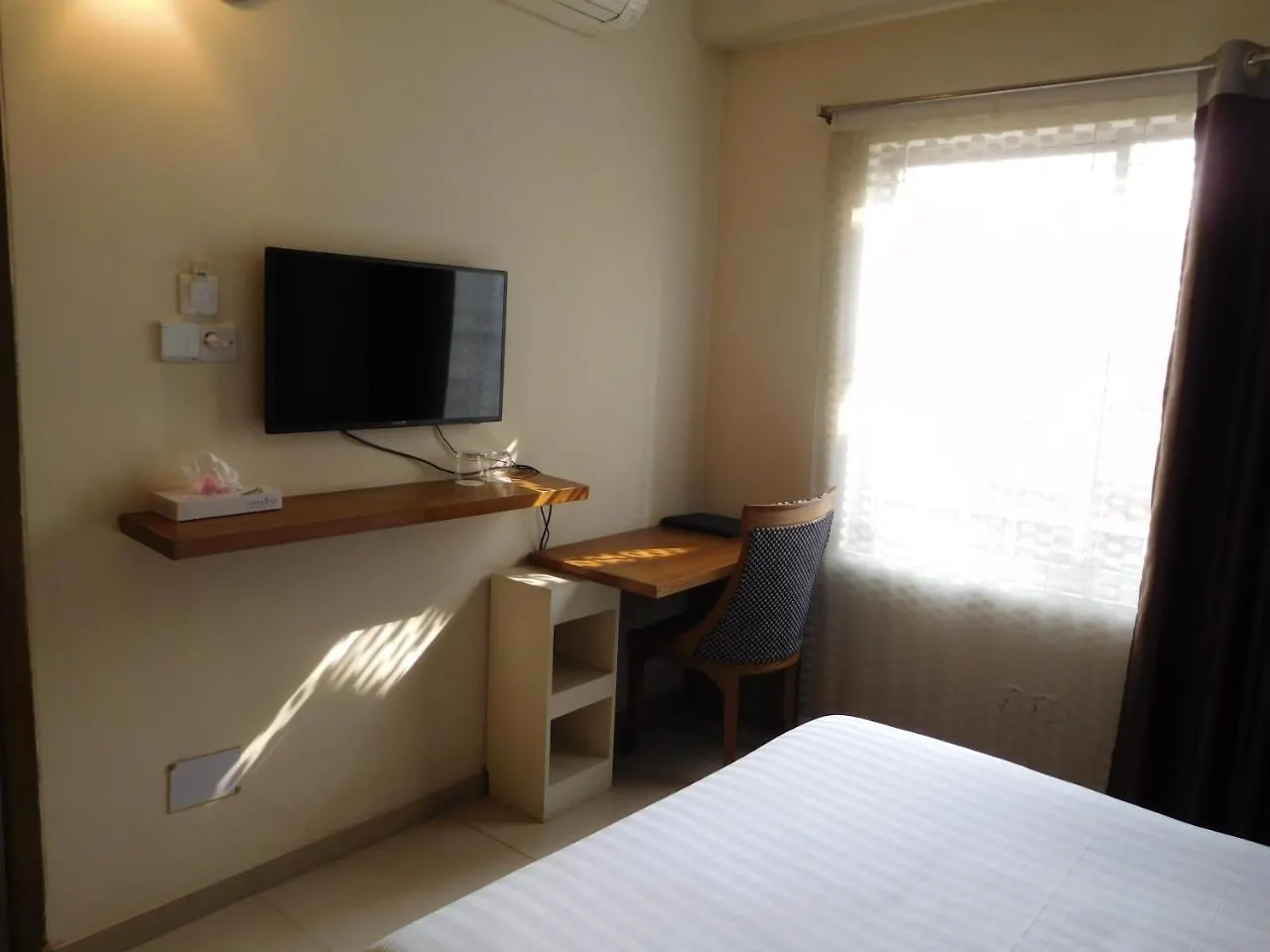 מלון דאהקה Lakewood Residency