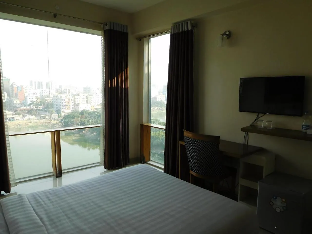 מלון דאהקה Lakewood Residency